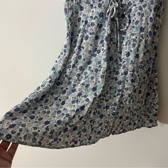 White dress with blue flowers. Little pull tie in the front 100% viscose. I - Picture 5 of 8